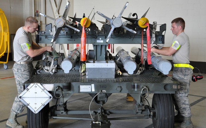 Các thành viên của Đội bảo dưỡng số 325, Không quân Mỹ đang tham gia hội thao tại nhà chứa máy bay số 4, nơi cất giữ các máy bay tàng hình tối tân F-22 hôm 12/7/2013.